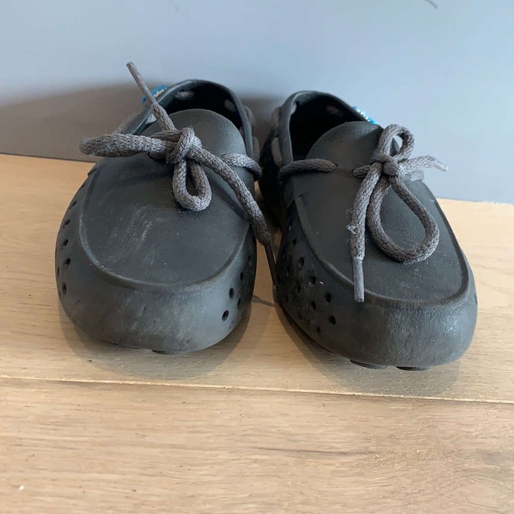 I’m selling boys shoes